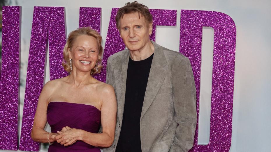 Pamela Andersonová a Liam Neeson na britské premiéře filmu Bláznivá střela