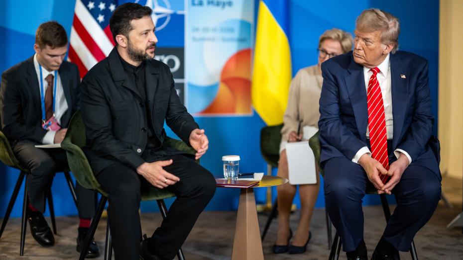 Prezident Donald Trump a ukrajinský prezident Volodymy Zelensky během summitu NATO 2025.