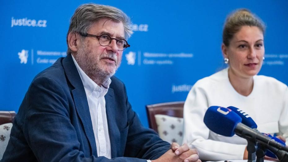 David Uhlíř, koordinátor šetření bitcoinové kauzy (vlevo) a ministryně Eva Decroix