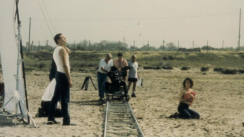 Federico Fellini při natáčení (záběr z dokumentu Federido Fellini - Jsem velký lhář).
