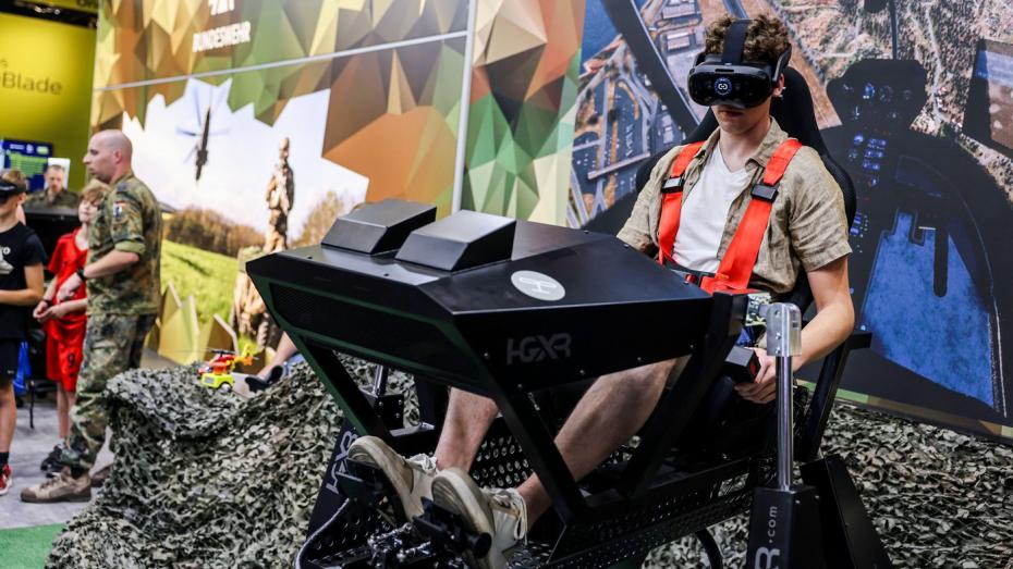 Návštěvník veletrhu Gamescom sedí v leteckém simulátoru na Gamescomu, kde německá armáda provádí nábor