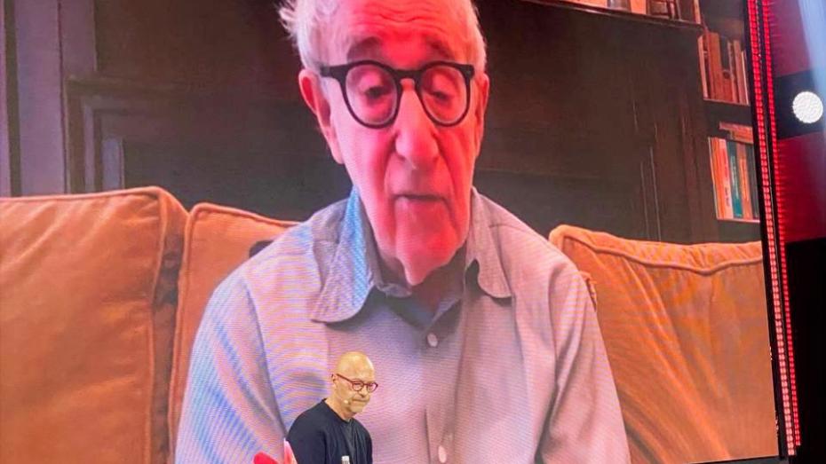 Woody Allen během videohovoru s Fjodorem Bondarčukem v kinosále v Moskvě