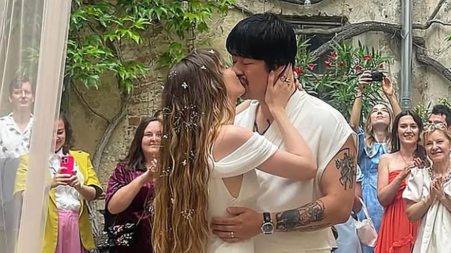 Režisér Ruy Okamura se oženil na zámku Haggenberg v Rakousku se střihačkou Kristínou Krafčíkovou
