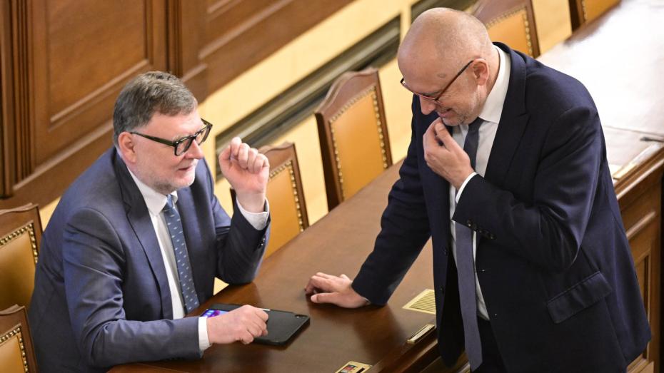 Ministr financí Zbyněk Stanjura a ministr školství Mikuláš Bek