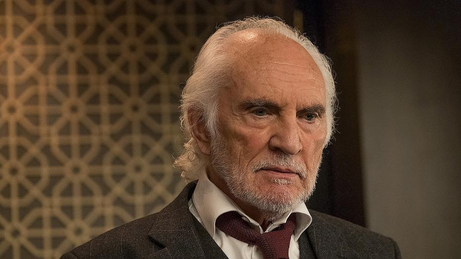 Herec Terence Stamp ve filmu Vražda na jachtě
