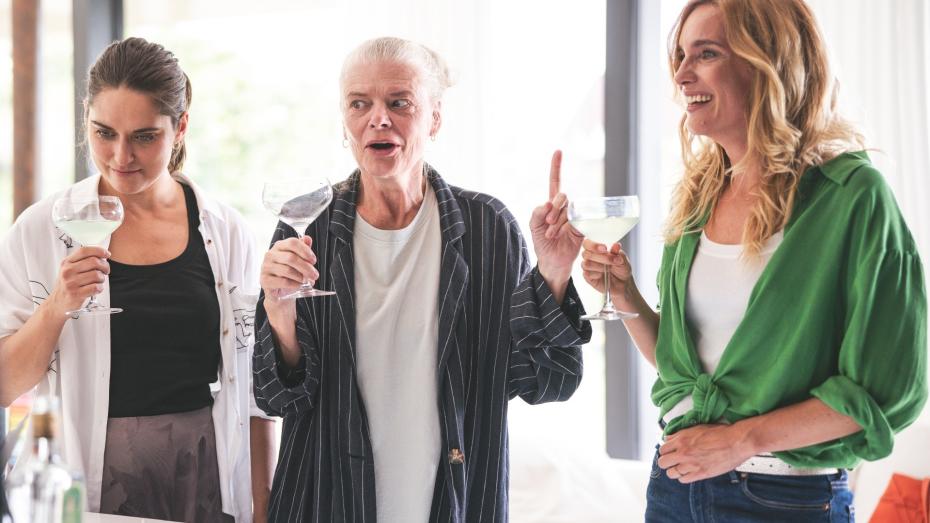 Judit Pecháček, Zuzana Bydžovská a Hana Vagnerová ve filmu Pod parou.
