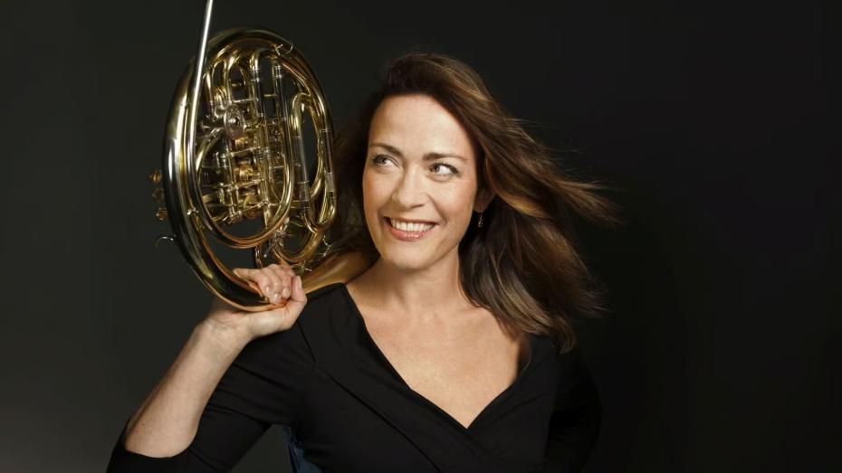 Hornistka Berlínské filharmonie Sarah Willis 