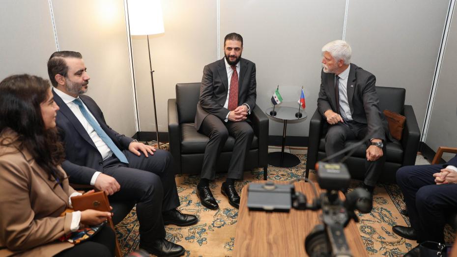 Prezident Ahmad Šara se setkal s prezidentem České republiky Petrem Pavlem za přítomnosti ministra zahraničních věcí Asád Hasan aš-Šajbání v rámci Valného shromáždění OSN v New Yorku.