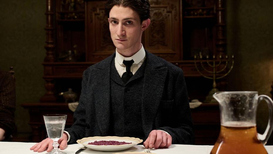 Herec Idan Weiss jako Franz Kafka