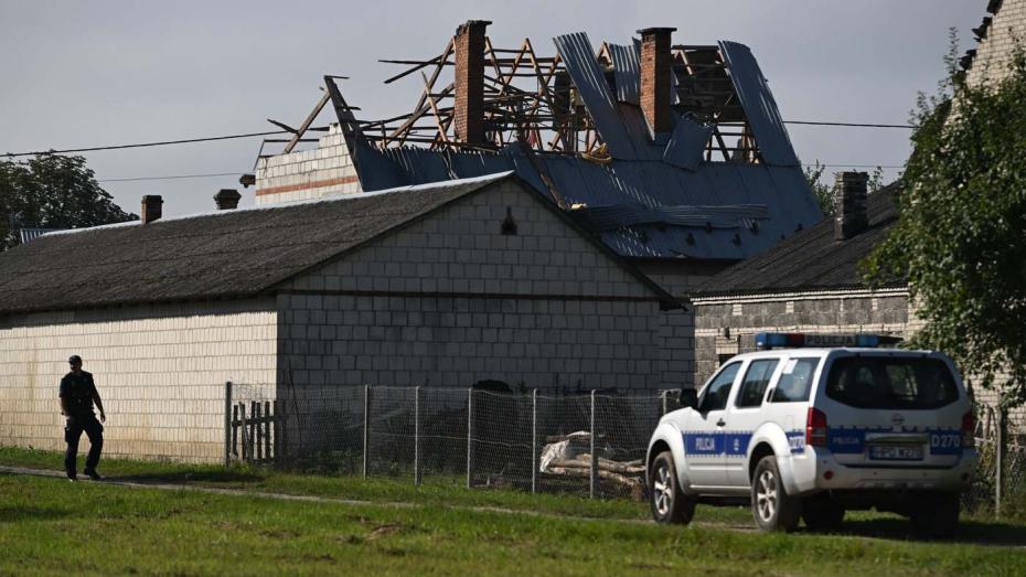 Střecha obytné budovy, zničená dronem ve Wyryki ve východním Polsku
