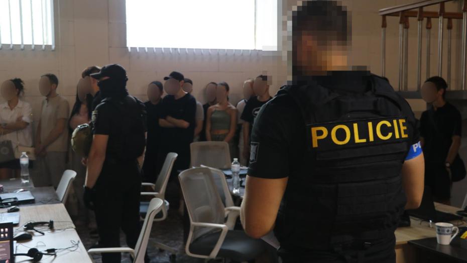 Foto ze zásahu na podvodné call centrum na Ukrajině
