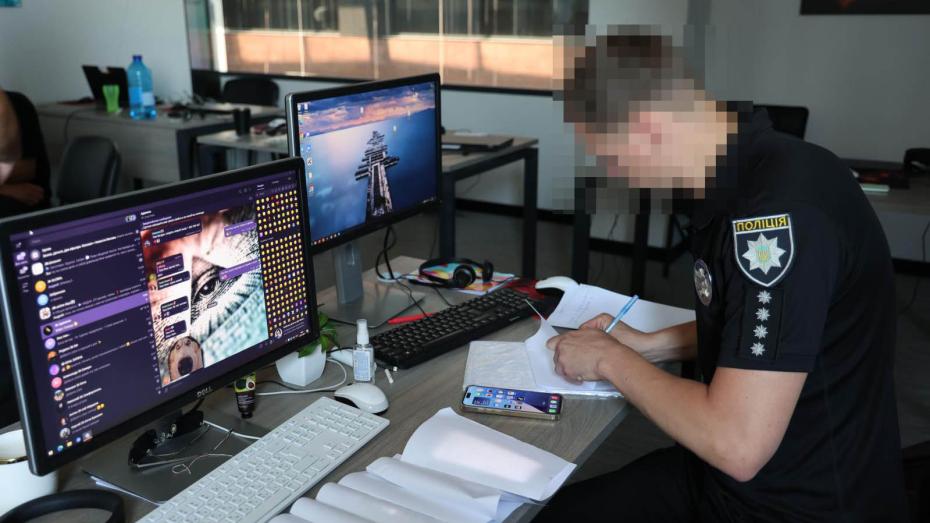 Detail pracoviště e-šmejdů v podvodném call centru na Ukrajině