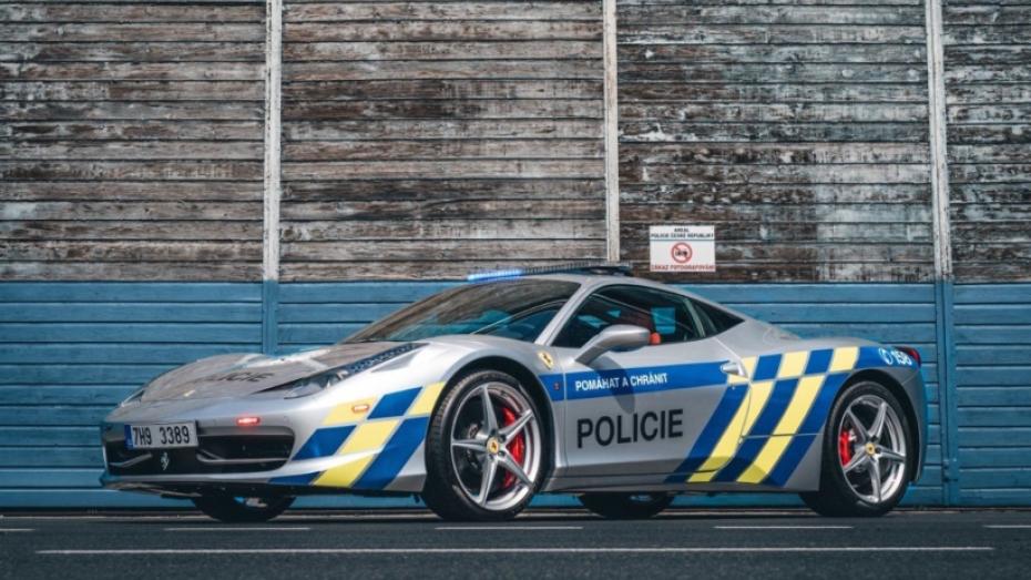 Policejní ferrari