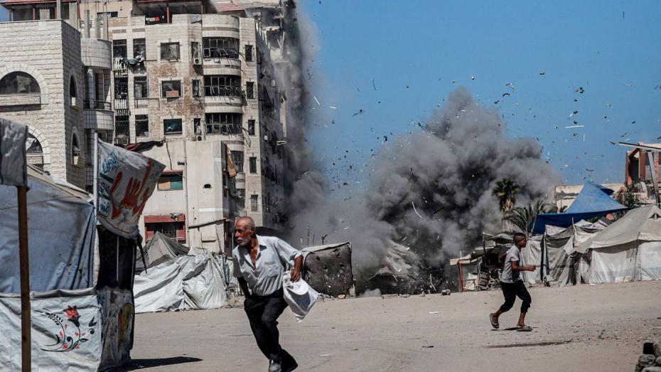 V důsledku izraelských leteckých útoků bylo zasaženo a zničeno mnoho budov a výškových věží ve městě Gaza.