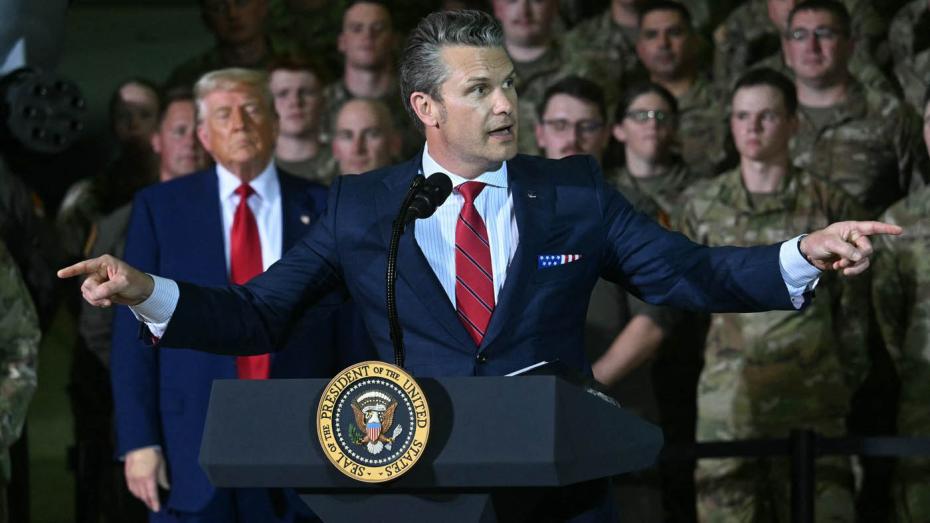 Americký ministr obrany Pete Hegseth, vlevo za ním prezident Donald Trump