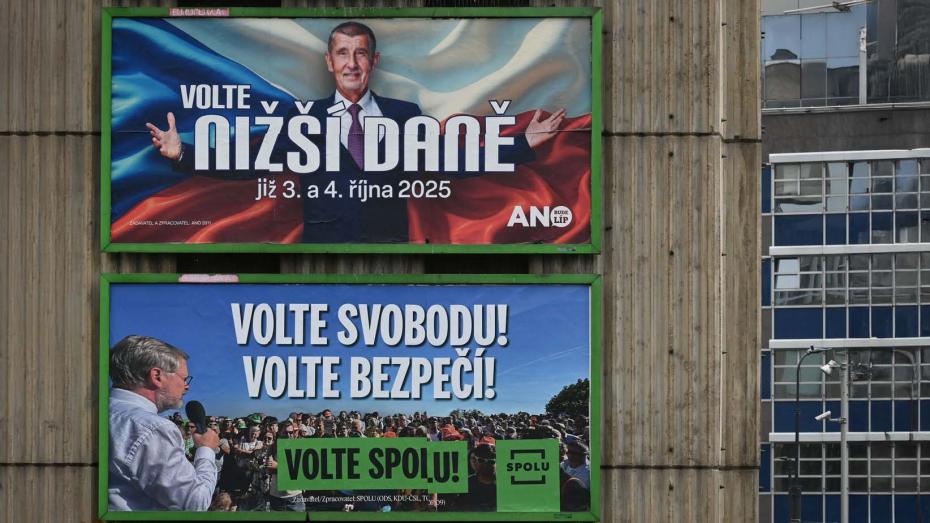 Předvolební billboard hnutí ANO (navrchu) a předvolební billboard koalice SPOLU dne 21. září v Praze. Na billboardech jsou předseda hnutí ANO Andrej Babiš a premiér, předseda ODS a lídr koalice Spolu Petr Fiala.