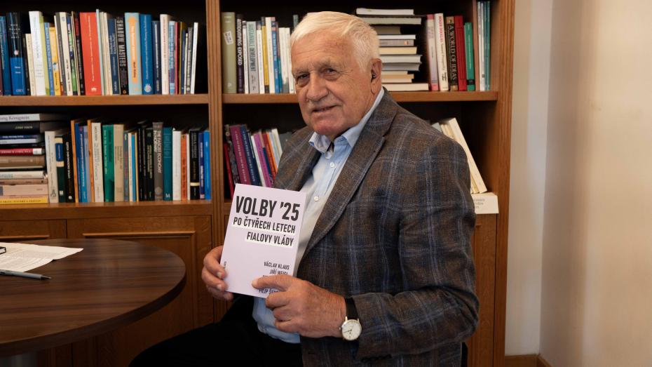 Václav Klaus s novým sborníkem svého institutu „Volby '25 – Po čtyřech letech Fialovy vlády"