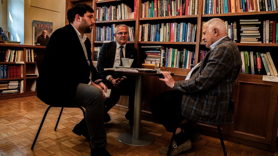 Zleva Jakub Kopřiva (redaktor), Veselin Vačkov (šéfredaktor) a bývalý prezident ČR Václav Klaus při rozhovoru pro Publico