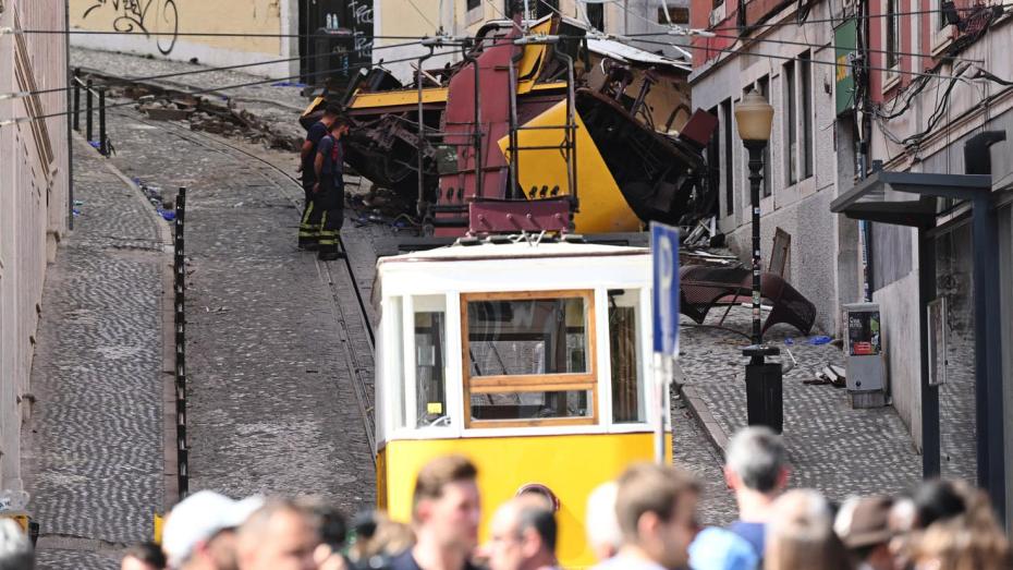 Záchranáři a hasiči zasahují na místě nehody po vykolejení lanovky Gloria v Lisabonu v Portugalsku dne 4. září 2025.