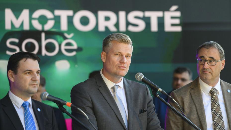 Motoristé sobě. Zleva předseda strany Petr Macinka, europoslanec Filip Turek a lídr pražské kandidátky Boris Šťastný.