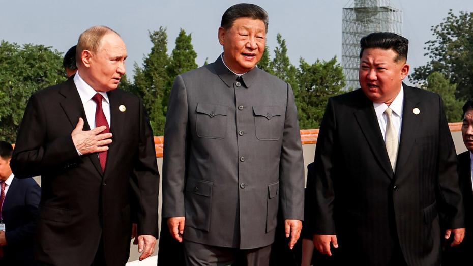 Ruský prezident Vladimir Putin, čínský prezident Xi Jinping a severokorejský vůdce KIM JONG UN před vojenskou přehlídkou u příležitosti 80. výročí vítězství nad militaristickým Japonskem.