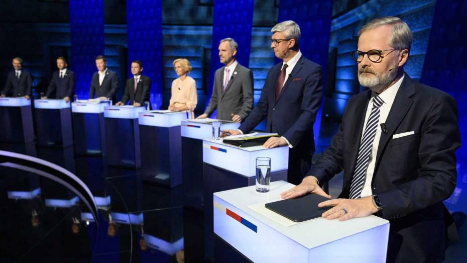 Předvolební Superdebata České televize, 28. září 2025 v Národní muzeum. Zprava Petr Fiala (Spolu), Karel Havlíček (ANO), Zdeněk Hřib (Piráti), Kateřina Konečná (Stačilo!), Petr Macinka (Motoristé sobě), Tomio Okamura (SPD), Vít Rakušan (STAN) a Robert Šlachta (Přísaha).