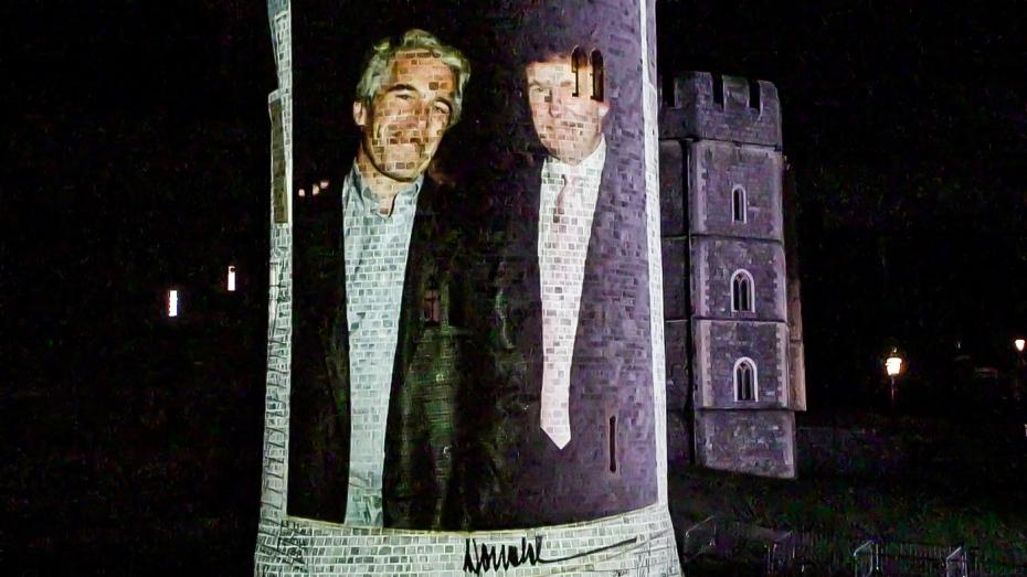 Jedna z promítaných fotek aktivistickou skupinou Led by Donkeys na věž hradu Windsor s portrétem sexuálního delikventa Jeffreyho Epsteina a amerického prezidenta Donalda Trumpa.