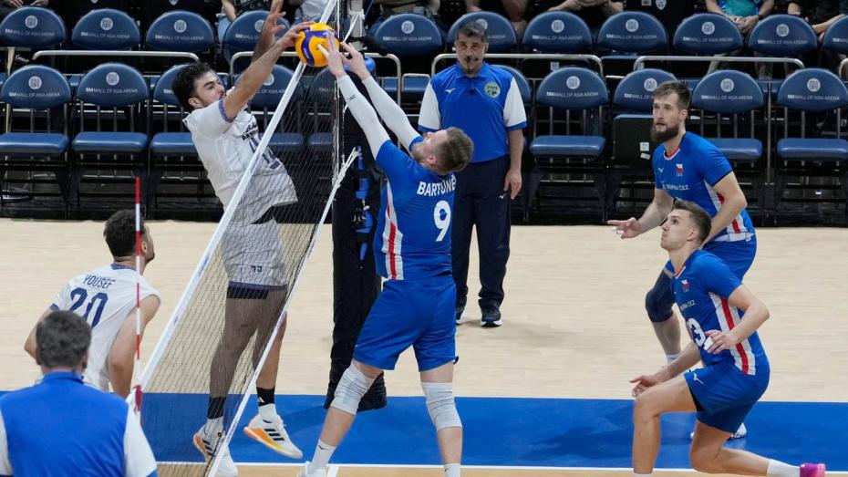Český tým oslavuje vítězství nad Íránem během čtvrtfinálového zápasu na Mistrovství světa ve volejbale mužů FIVB 2025.