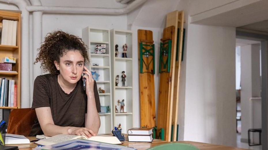 Elsa Guedjová v hlavní roli seriálu Podstata věcí