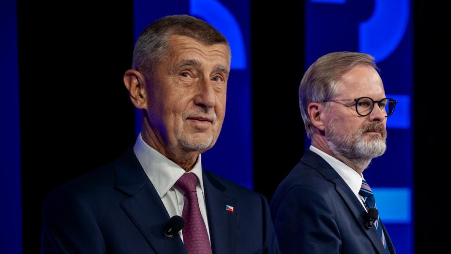 Andrej Babiš (vlevo) za hnutí ANO (ANO) a Petr Fiala, předseda strany ODS a volební lídr koalice Spolu během televizní debaty na CNN Prima News.