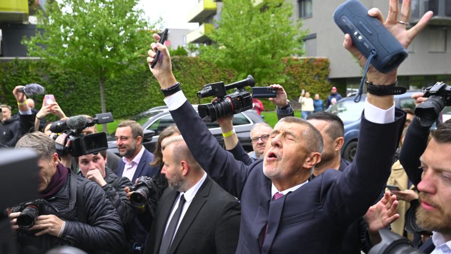 Andrej Babiš přišel do štábu s reproduktorem v ruce za zvuku hitu Sarà perché ti amo