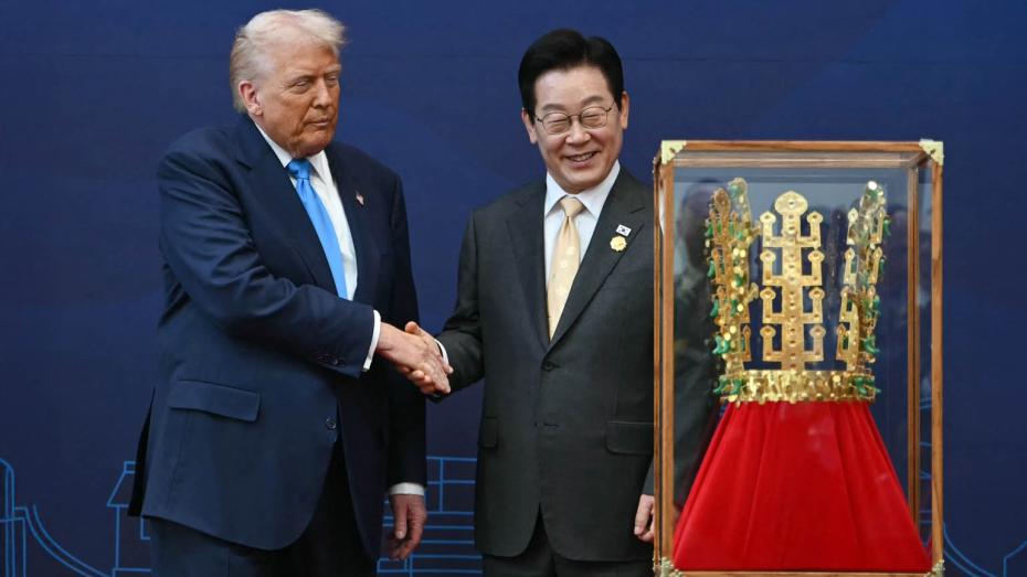 Americký prezident Donald Trump (vlevo) si podává ruku s jihokorejským prezidentem Lee Jae-Myungem během slavnostního ceremoniálu v Národním muzeu v Gyeongju 29. října 2025, kde Trump převzal repliku koruny králů dynastie Silla.