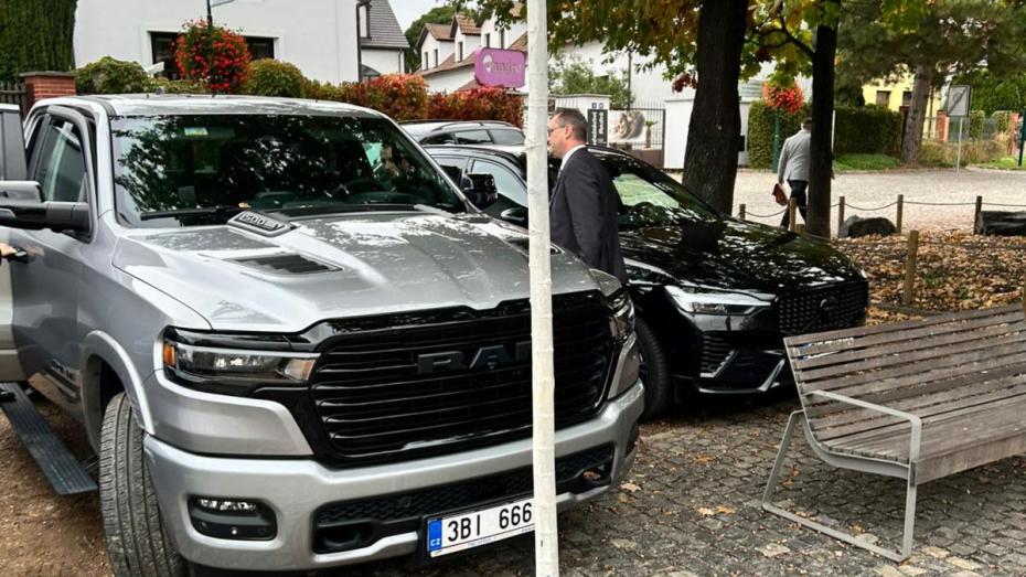 Petr Macinka přijel do Průhonic na jednání s Andrejem Babišem a Tomiem Okamurou