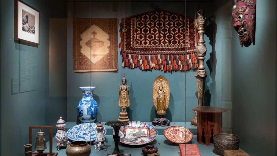 Pohled do expozice ve stylu prvorepublikové výlohy orientálního obchodu