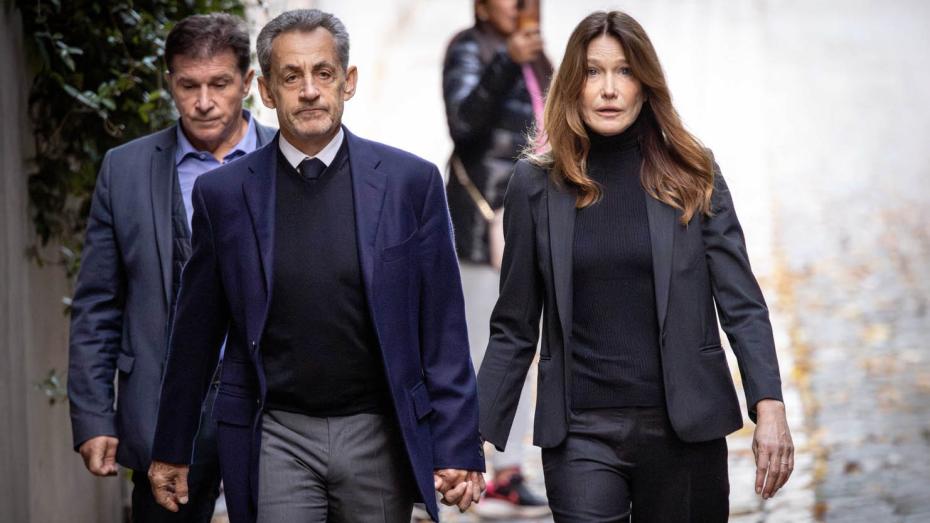 Nicolas Sarkozy a Carla Bruni před jeho odjezdem do věznice La Sante, kde si má odpykat pětiletý trest odnětí svobody za trestný čin spiknutí.