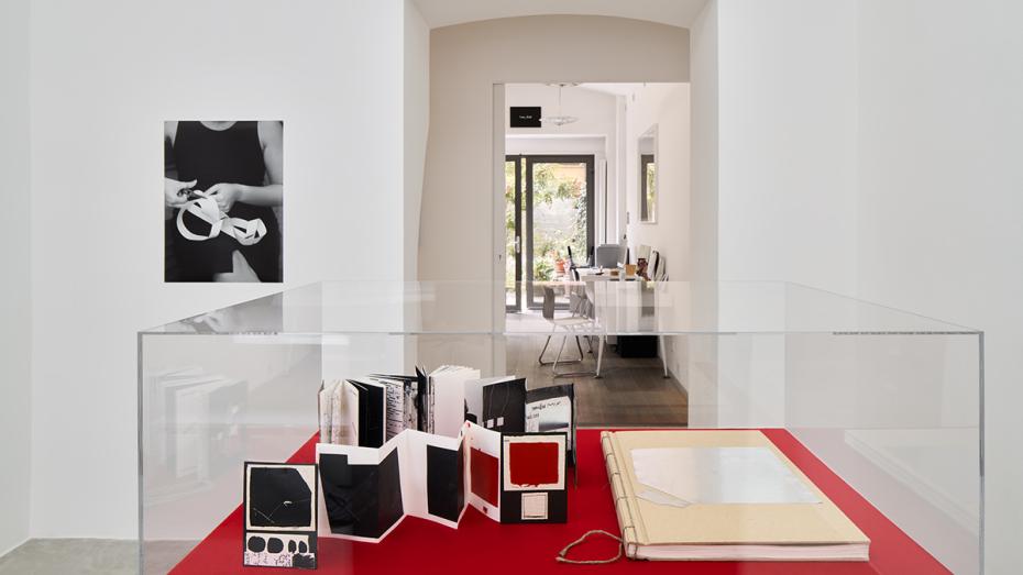 Pohled do expozice Papír nůžky kámen v Hunt Kastner Gallery
