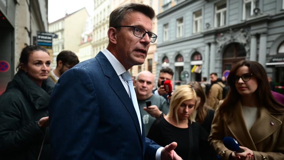 Ministr dopravy Martin Kupka (ODS) hovoří při příchodu do volebního štábu