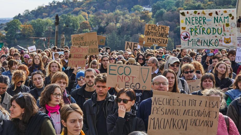 Demonstrace na Pražském hradě proti nominaci Petra Macinky na ministra životního prostředí