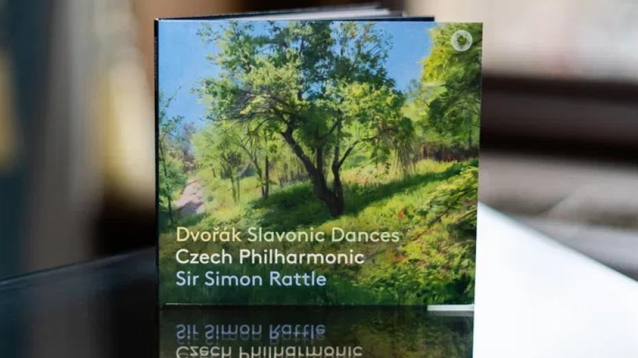 Nová nahrávka Slovanských tanců České filharmonie a dririgenta sira Simona Rattla
