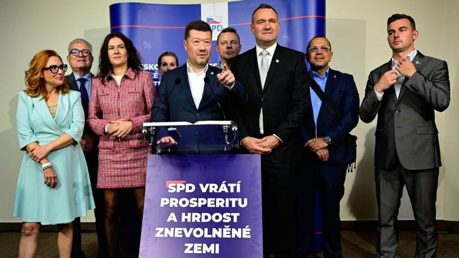 Volební štáb hnutí SPD. Zleva Zuzana Majerová, Jan Síla, Markéta Šichtářová, Tomio Okamura, Jindřich Rajchl, Radim Fiala, Jaroslav Foldyna a Libor Vondráček.