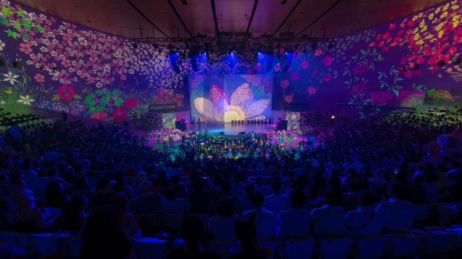 Koncert v Shining Hat Hall na Expu 2025