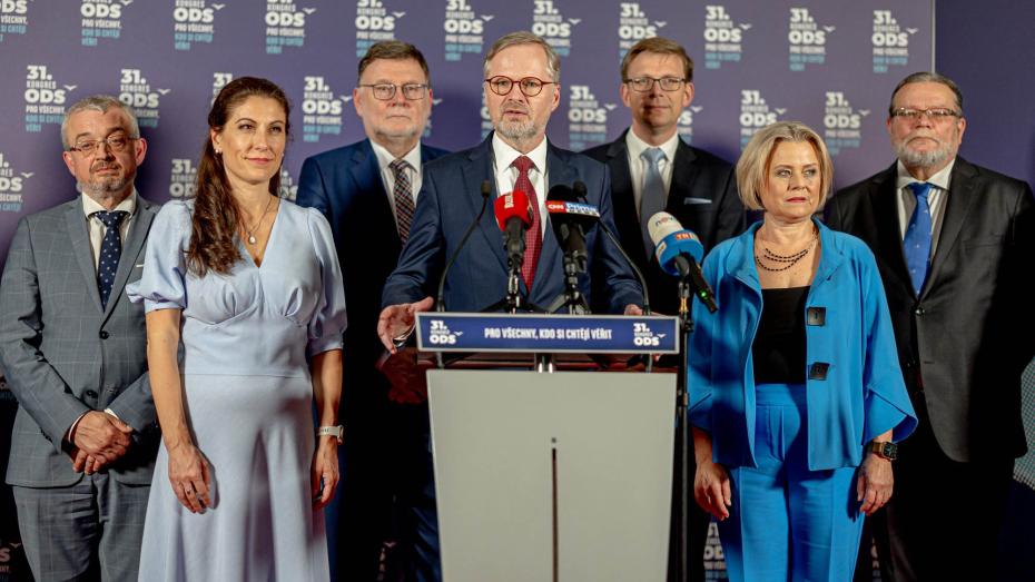 Vedení ODS, uprostřed končící předseda Petr Fiala