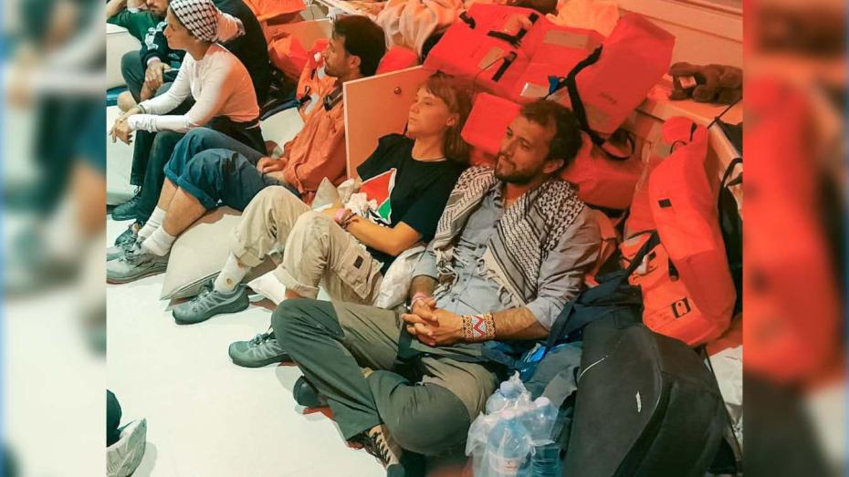 Izraelské ministerstvo zahraničních věcí zveřejnilo fotografie zadžených aktivistů včetně Grety Thunbergové (druhá zprava)