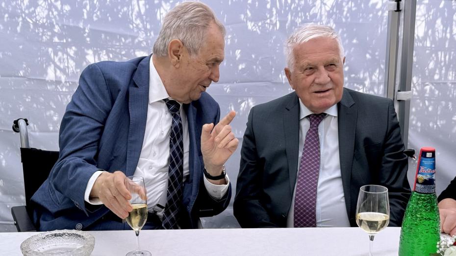 Miloš Zeman a Václav Klaus na recepci na slovenském velvyslanectví letos v září