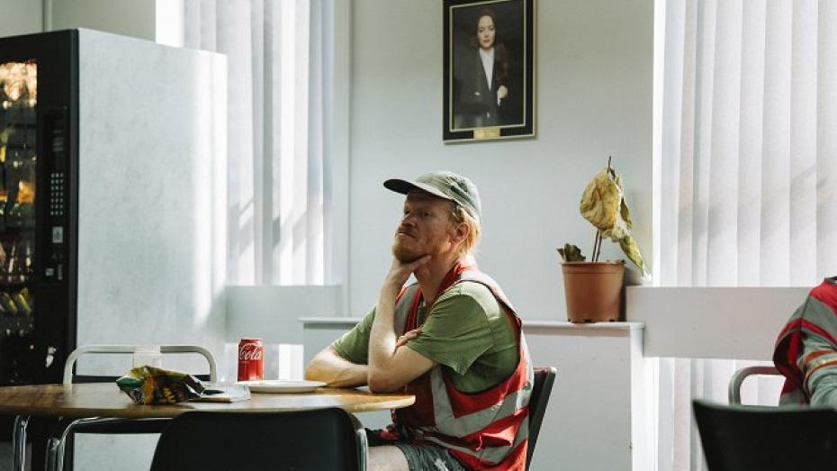 Lanthimos ve filmu Bugonia představuje svět lidí, kteří propadli konspiračním teoriím