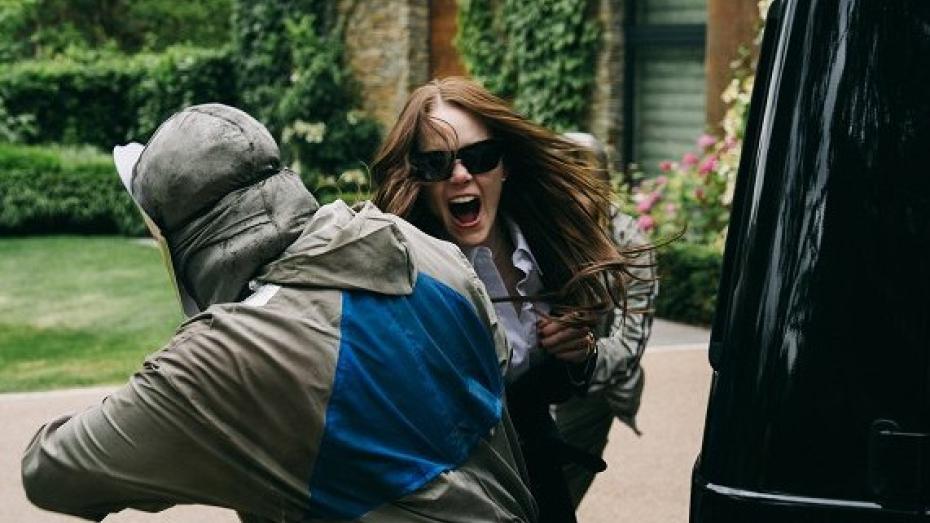 Emma Stone jako ředitelka farmaceutické společnosti ve filmu Bugonia