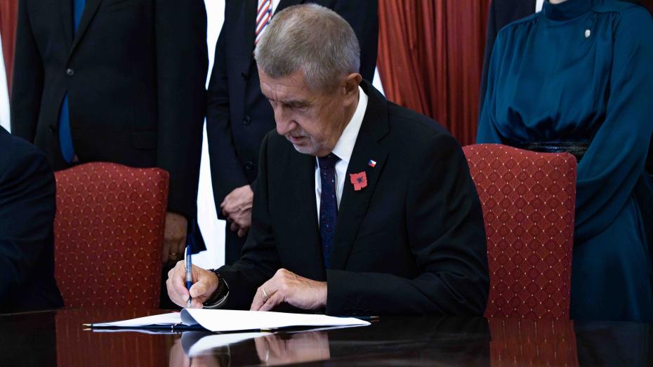 Andrej Babiš podepisuje koaliční smlouvu