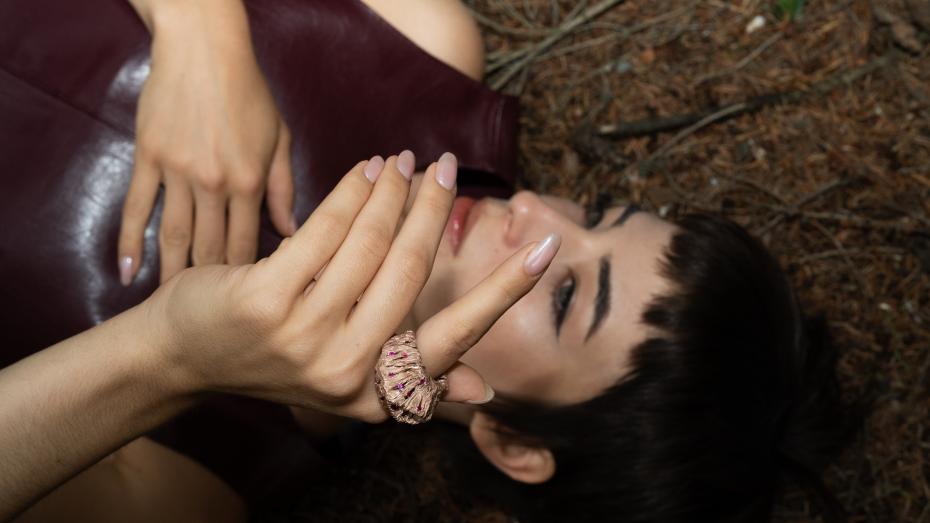 Šperkař Michal Kadaník vystavuje v pražském Mánesu