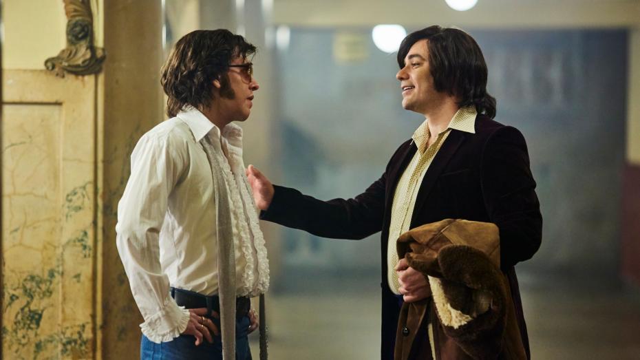 Karla Gotta si ve filmu Duchoň zahrál Vojta Kotek (vpravo).