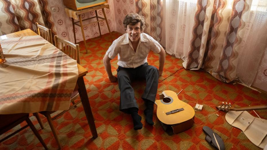 Film líčí Duchoňovu kariéru od úplných počátků po alkoholovou sebedestrukci